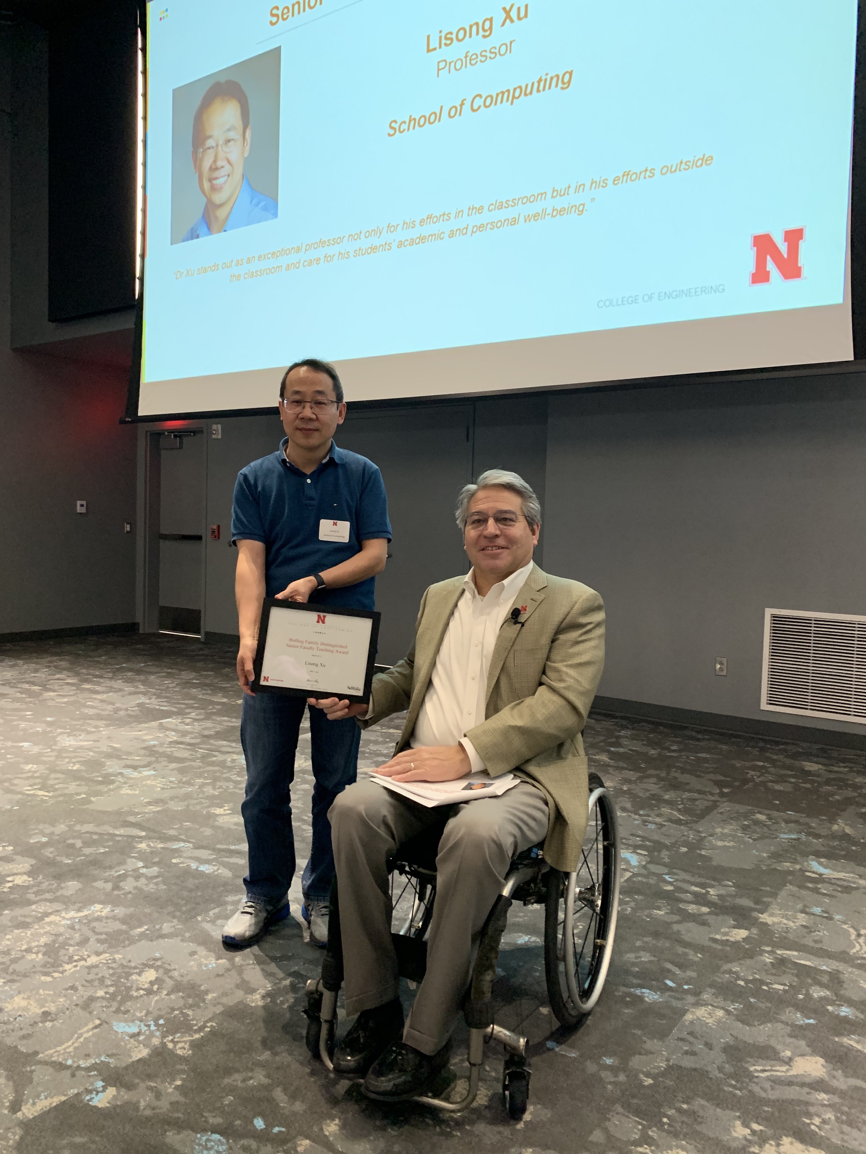 Lisong Xu accepts his award from College of Engineering Dean Lance Perez.