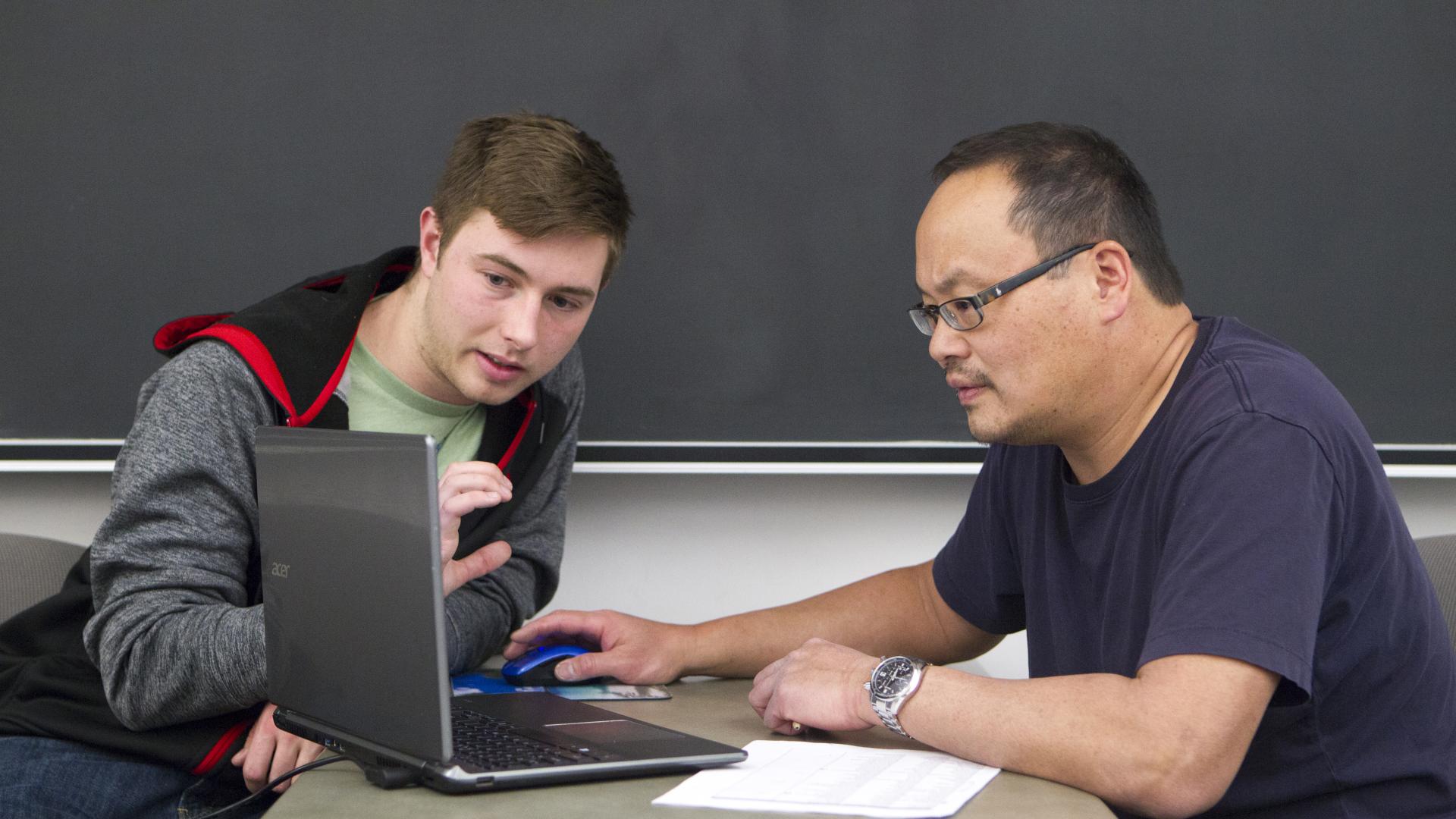 A student meeting with an advisor