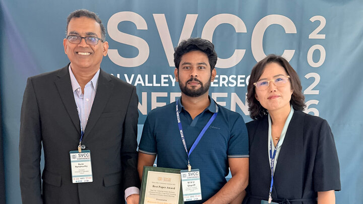 Byrav Ramamurthy and M A U Shariff accept their Best Paper Award.